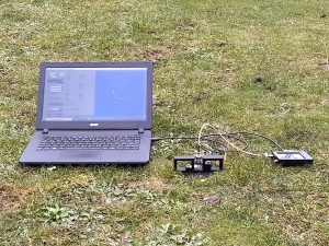 Sonde in Erdboden mit angeschlossenem NanoVNA und Laptop